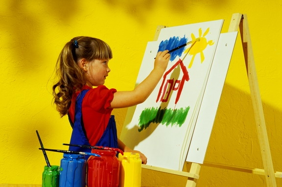 ребенок рисует фото