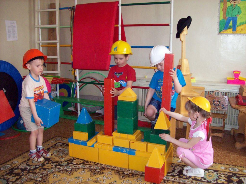 дети играют в строителя
